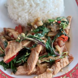 กระเพราหมูกรอบ