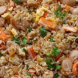 ข้าวผัดหมูสับ+ไส้กรอก+ปูอัด