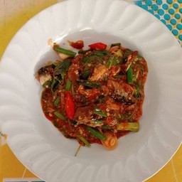 กระเพราปลากระป๋องราดข้าว