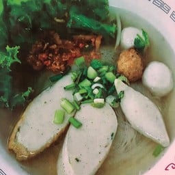 ก๋วยเตี๊ยว ลูกชิ้นปลาราชวงศ์ ป่าก่อ เวิ้งหลัง โรงพยาบาล ไทย