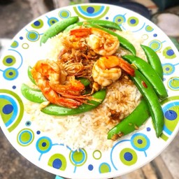 ผัดถั่วลันเตาราดข้าว