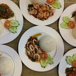 หมูปิ้งนมสด ข้าวเหนียวนุ่ม ป้าจิ๊ ซอยเพชรบุรี 5