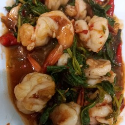 กุ้งหรือปลาหมึกผัดกระเพรา