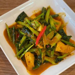 ผัดเครื่องแกงคะน้าเต้าหู้ปลา (กับข้าว) Stir-Fried Kale&Fish Tofu With Curry Paste