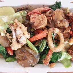 ผัดซีิอิ้วเส้นใหญ่รวมมิตร