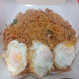 มาม่ากระเพาหมูสับถาด+ ไข่ดาว 3 ฟอง