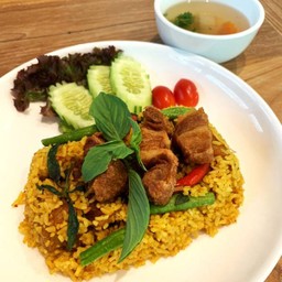 ข้าวผัดเครื่องแกงใต้หมูกรอบ Fried Rice Southern Curry With Vegan Crispy Pork