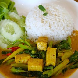 ข้าวราดเครื่องแกงคะน้าเต้าหู้ปลา Stir Fried Kale Curry Paste With Fish Tofu