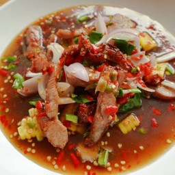 ยำคอหมูทอด