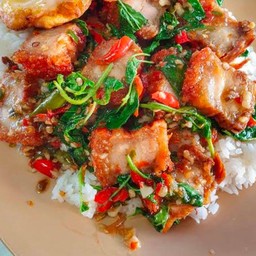 กระเพราหมูกรอบ(ราดข้าว)