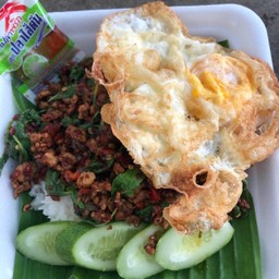 กะเพาหมูสับไข่ดาว