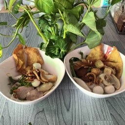 เตี๋ยวโอ่งรุ่งเรือง
