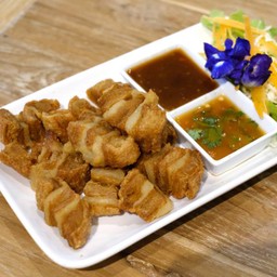 หมูกรอบทอดน้ำจิ้มแจ่ว Fried Vegan Crispy Pork With Spicy Sauce