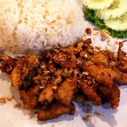 ทอดกระเทียมไก่ราดข้าว