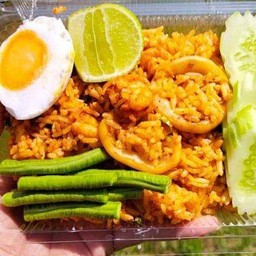 ข้าวผัดน้ำพริกเผาไข่เค็ม