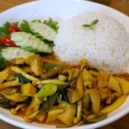 ข้าวราดเครื่องแกงเห็ดรวม Stir Fried Curry Paste & Mushrooms With Rice
