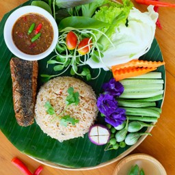 ข้าวผัดน้ำพริกลงเรือ Fried Rice With Chili Paste And Vegan Fried Fish
