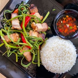 [อร่อยซ่ากับโค้ก] ข้าวราดกระเฉดไฟแดงหมูกรอบ +  โค้ก ออริจินัล (ขวด)