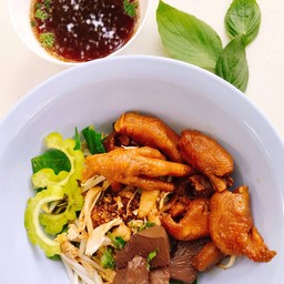 ก๋วยเตี๋ยวไก่ตุ๋น-แห้ง เสิร์ฟ พร้อมน้ำซุปเข้มข้น