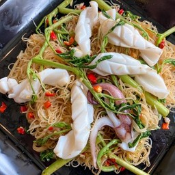 หมี่ผัดกระเฉดปลาหมึก