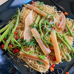 หมี่ผัดกระเฉดปลาหมึกกรอบ