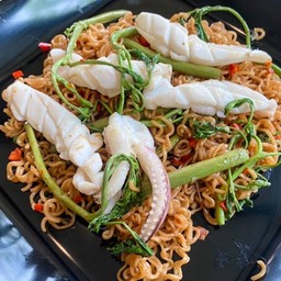 มาม่าผัดกระเฉดปลาหมึก