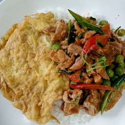 ผัดพะแนงหมูไข่เจียว