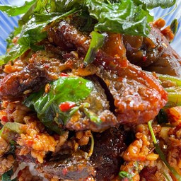 กระเพราไข่เยี่วม้า