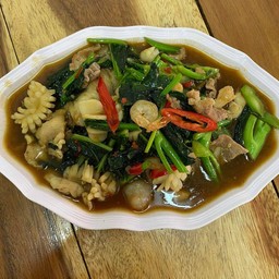 ผัดคะน้ารวมมิตร เป็นกับข้าว