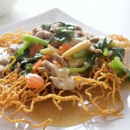 ราดหน้าหมี่กรอบ