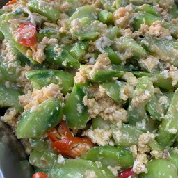 ข้าวราดผัดแตง ใส่ไข่