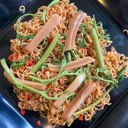 มาม่าผัดกระเฉดปลาหมึกกรอบ