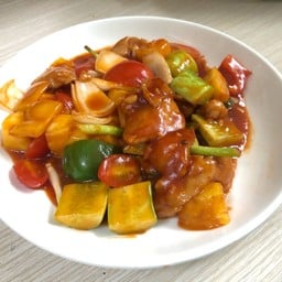 ผัดเปรี้ยวหวานหมึก หรือกุ้ง หรือปลา