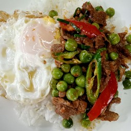 ผัดพะแนงเนื้อไข่ดาว