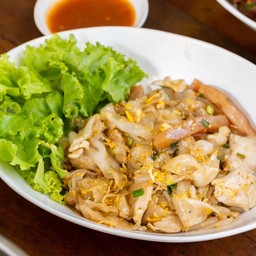 คั่วไก่ ใส่เนื้อไก่และหมึกกรอบ