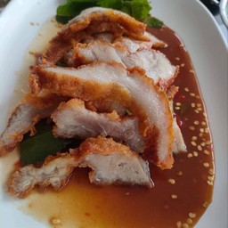 ยำหมูกรอบ