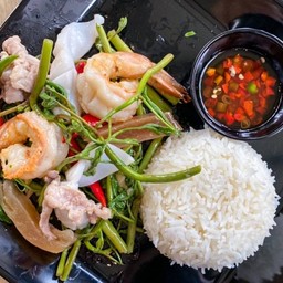 ข้าวราดกระเฉดไฟแดงทะเล