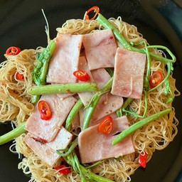 หมี่ผัดกระเฉดแฮม