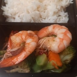 ผัดผักบร็อคโคลี่กุ้งราดข้าว