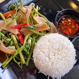 ข้าวราดกระเฉดไฟแดงปลาหมึกกรอบ