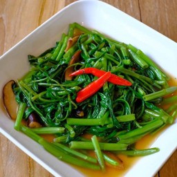 ผัดผักบุ้งไฟแดง Stir Fried Morning Glory