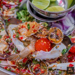 ยำปูม้าหอยแครงกุ้งสด