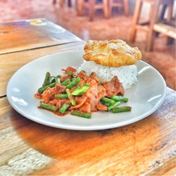 ข้าวผัดพริกแกงหมู