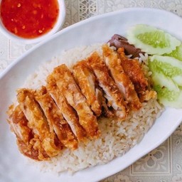 ข้าวสะโพกไก่ทอดกรอบ+น้ำจิ้มไก่