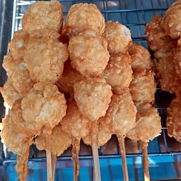 ลูกชิ้นชุบแป้งทอด ตลาดสามเหลี่ยม