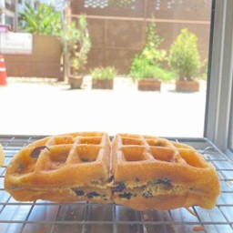 วาฟเฟิลนมสด (ไส้ลูกเกด)