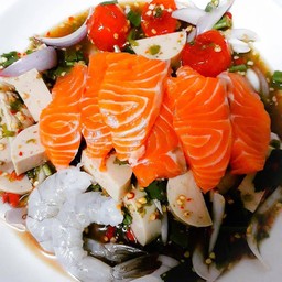 ยำกุ้งสดหมูยอหอยนางรมปลาร้า