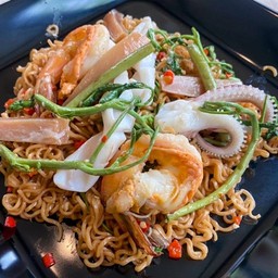 มาม่าผัดกระเฉดทะเล