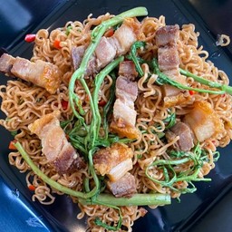 มาม่าผัดกระเฉดหมูกรอบ