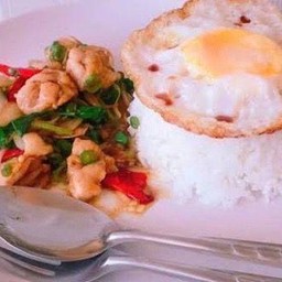 ข้าวกระเพราไก่ ไข่ดาว ลดราคาแบบสบายกระเป๋ากันไปเลย รีบสั่งมากิน